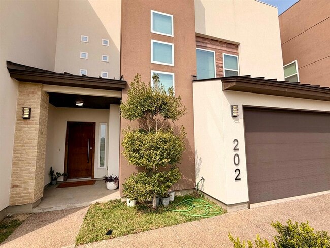 Foto del edificio - 9653 McPherson Rd