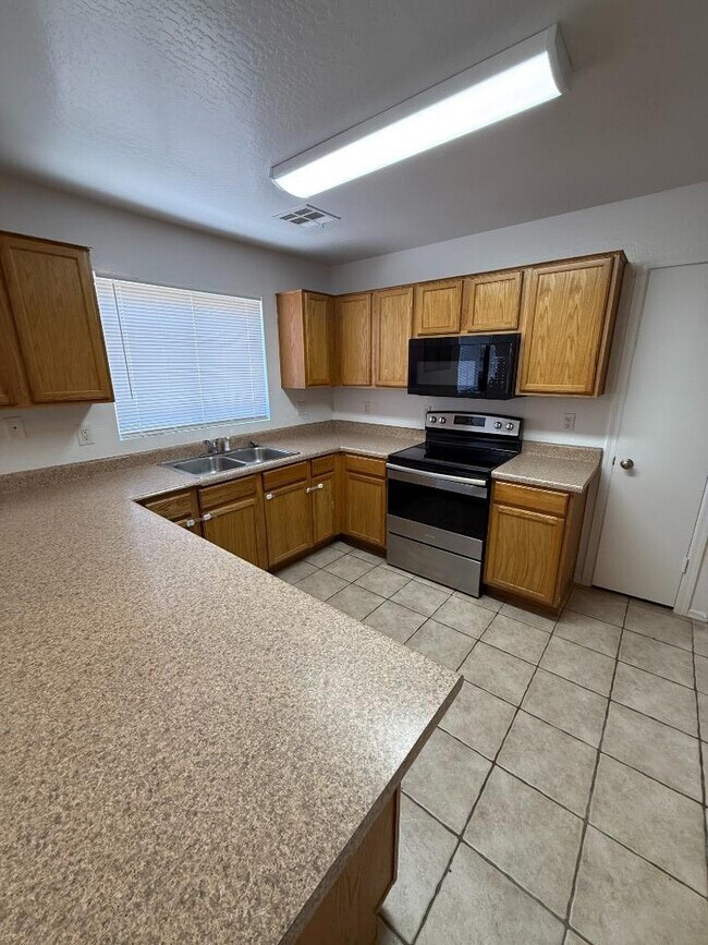 Foto del edificio - 4 bedroom in BUCKEYE AZ 85326