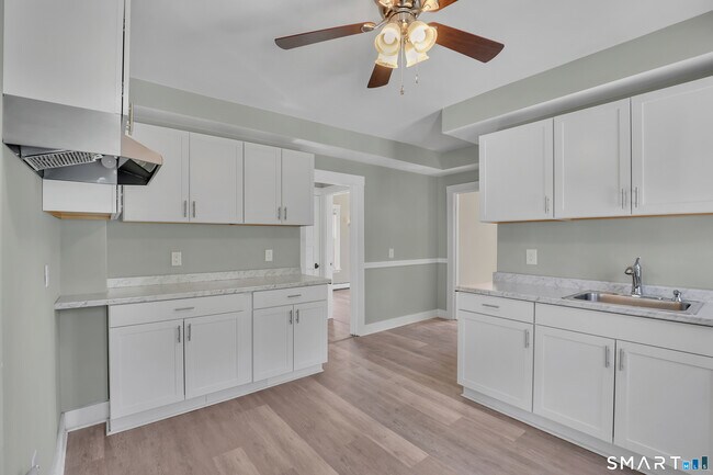 Building Photo - 23 Day St