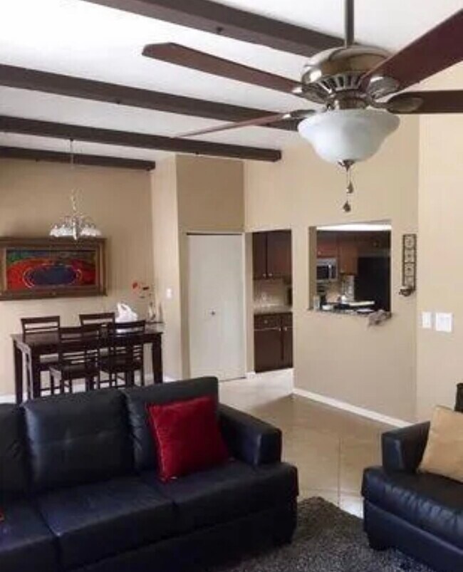 Foto del edificio - 2446 E 5th Pl