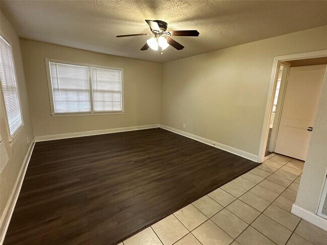 Building Photo - 1016 S Booth Ln
