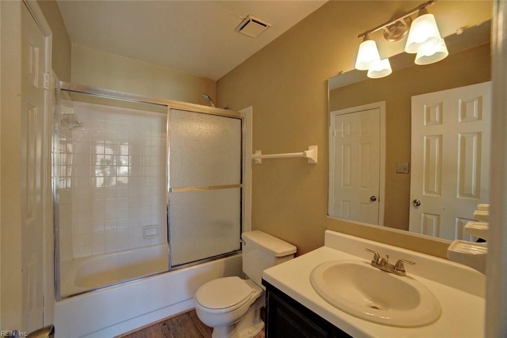 Master bathroom 2 - 5015 Reese Dr N