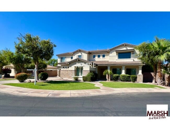 Foto del edificio - Exceptional 5 bedroom home with fenced poo...