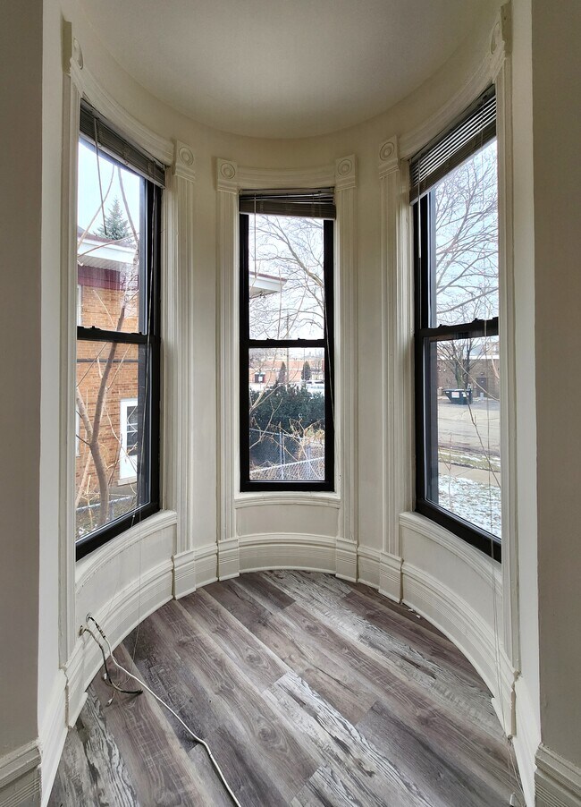 Foto del edificio - Newly Rehabbed and Spacious Oak Park 2 bed...