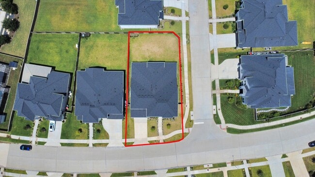Building Photo - 10235 Forest Lake Dr