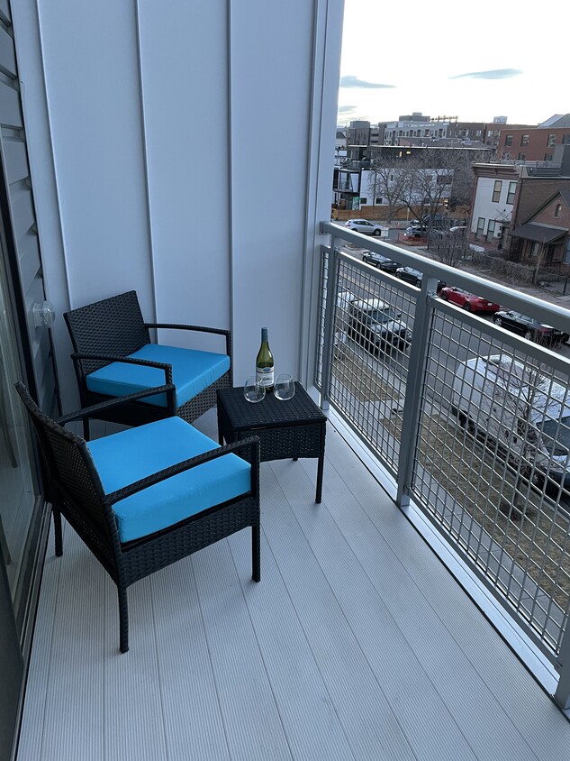 Large, private balcony - 2530 Lawrence St