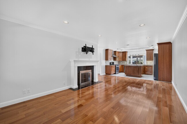 Building Photo - 879 S Knickerbocker Dr