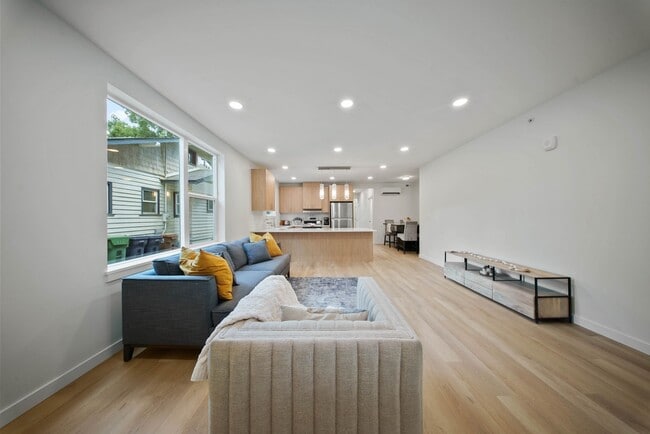 Building Photo - Manito Six