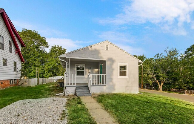 Building Photo - Charming 4 Bed, 1.5 Bath Rental in Kansas ...