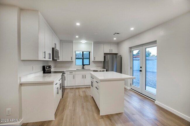 Foto del edificio - 8015 W Roma Ave