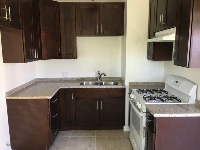 Cocina completamente remodelada - 7915 Brimfield Ave