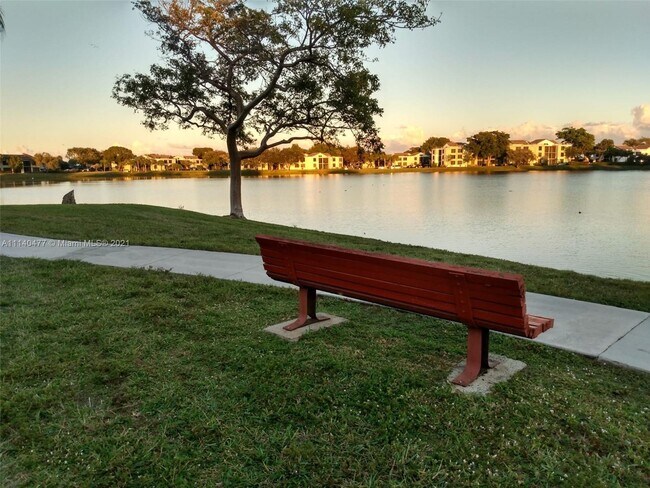 Foto del edificio - 202 Lake Pointe Dr