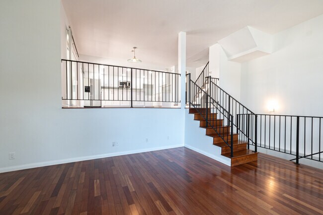 Casa luminosa y soleada de dos niveles. - 312 N Francisca Ave