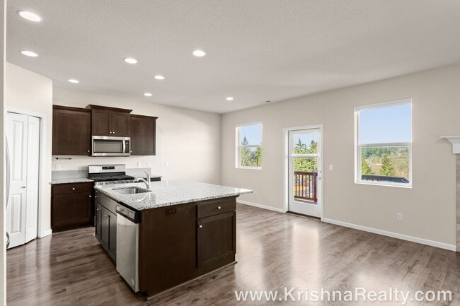 Building Photo - Beautiful 4 BD* 2.5 BA* +Bonus Room* Singl...