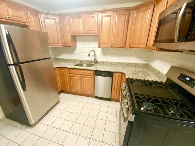 Foto del edificio - Beautifully Maintained 2br Hampden Townhom...