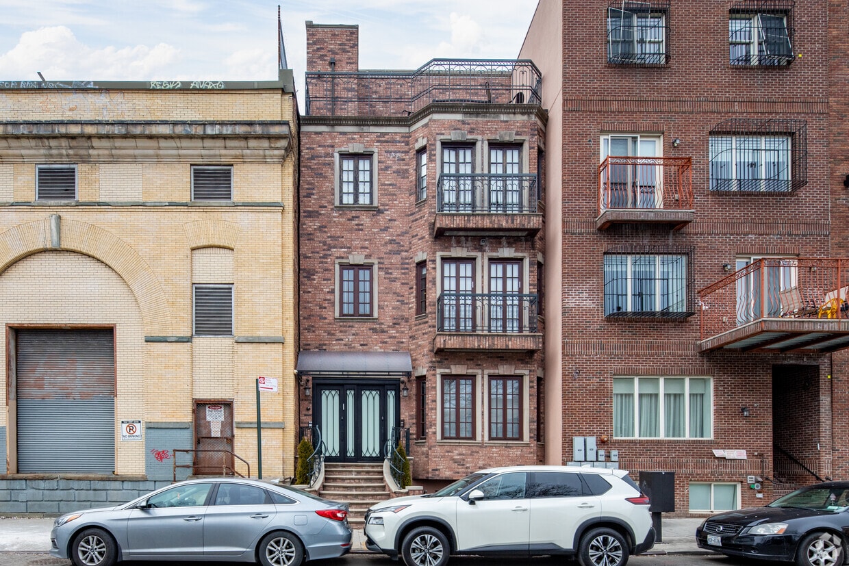 Primary Photo - 147 Lorimer St