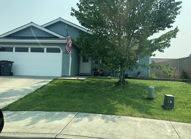 Building Photo - Beautiful 3 bedroom 2 bathroom home with new range, paint and carpet available soon!