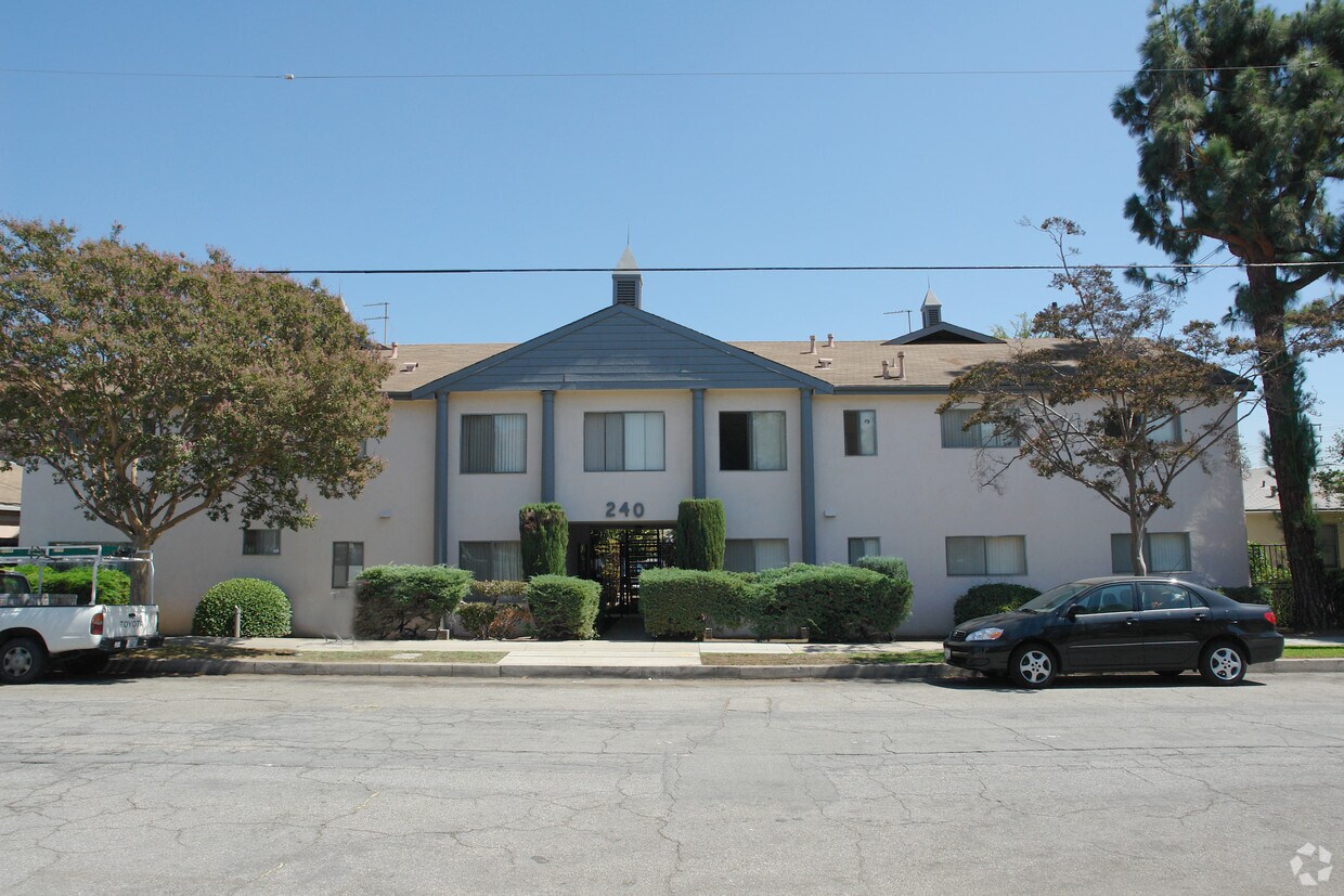 Building Photo - 240 S Pine St