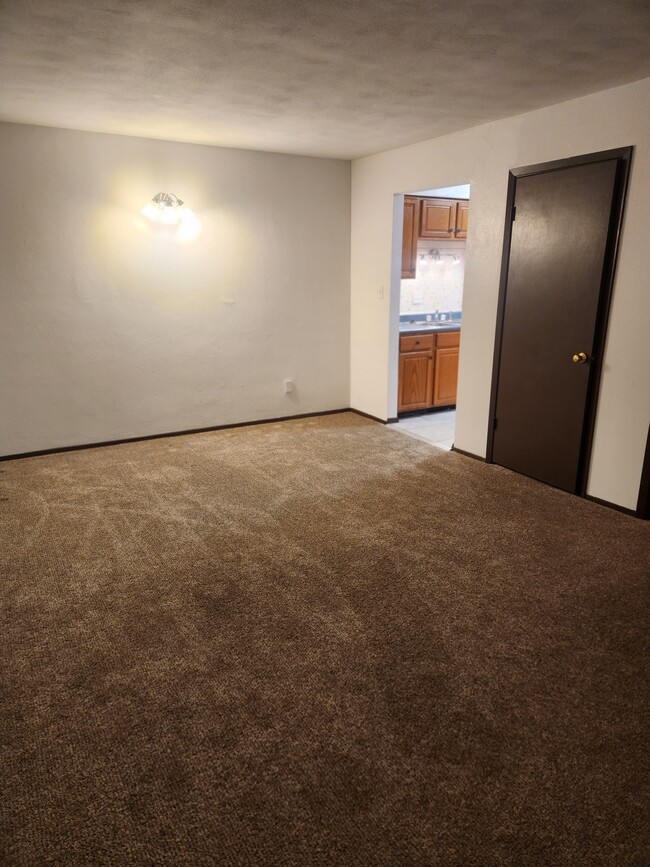 Large living/dining room w/closet - 212 N 44th St