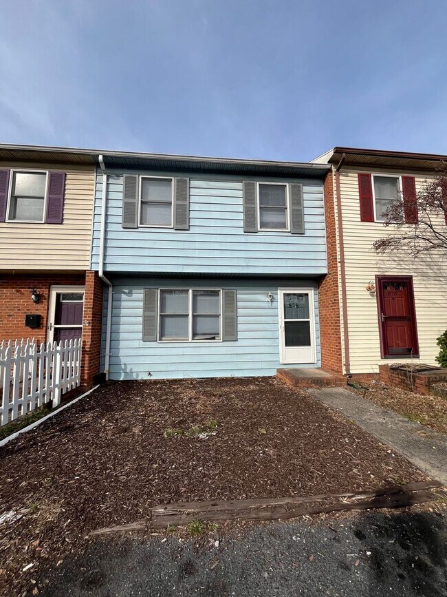 Building Photo - We have a 3 bedroom Townhome for rent! 878...