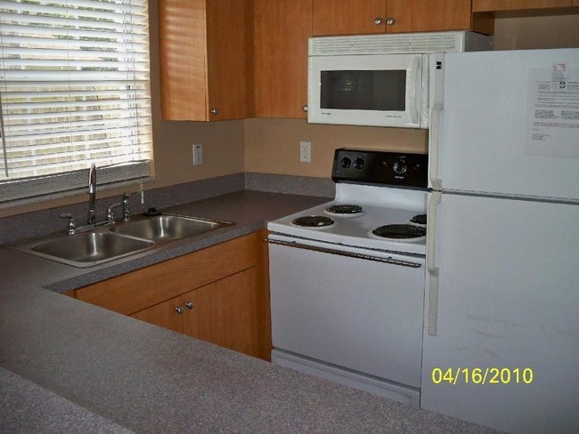 Foto del edificio - 2Br 1 Ba end unit