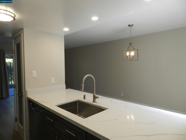 Building Photo - 5519 Roundtree Dr