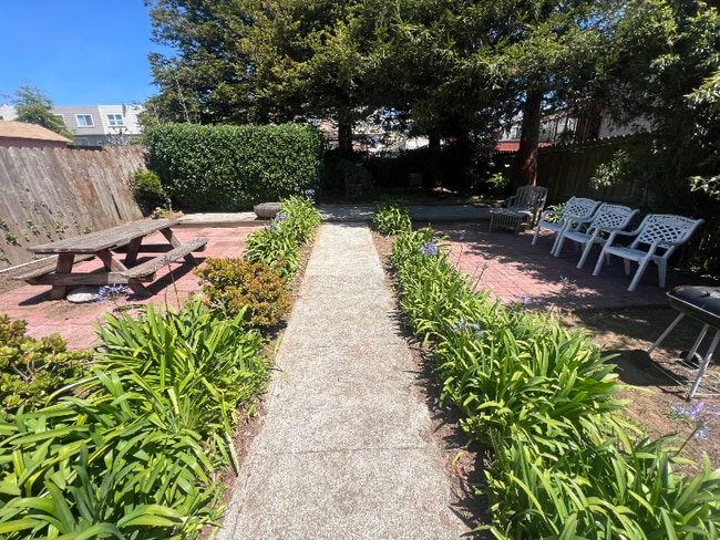 Building Photo - 185 Miriam St