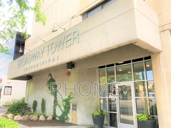 Foto del edificio - 230 E Broadway