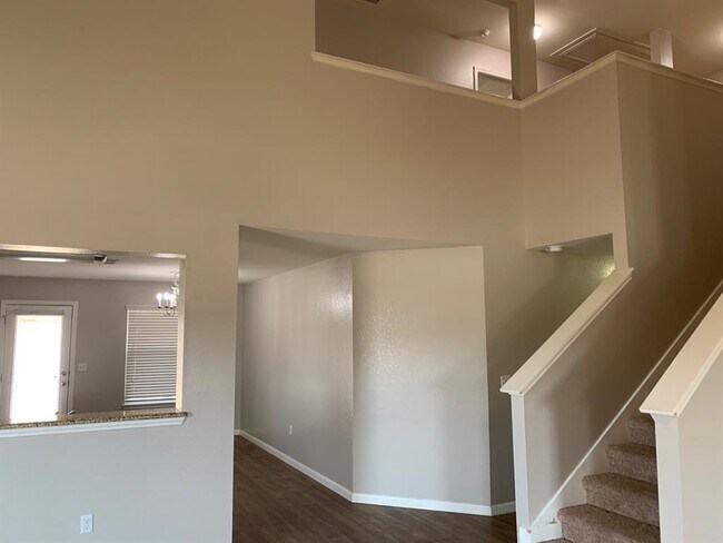 Foto del edificio - 384 Discovery