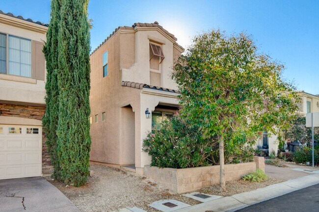 Building Photo - Charming 2 Story Home - New Flooring Throu...