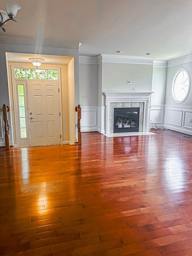 Building Photo - Gorgeous 3 Bed 2/2 Bath End Unit Townhome ...