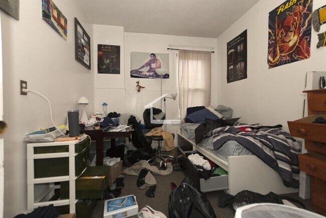 Building Photo - 3Br/1Bth, Available Sep. 1, 2026. Great for a rommate students. MUST SEE!!