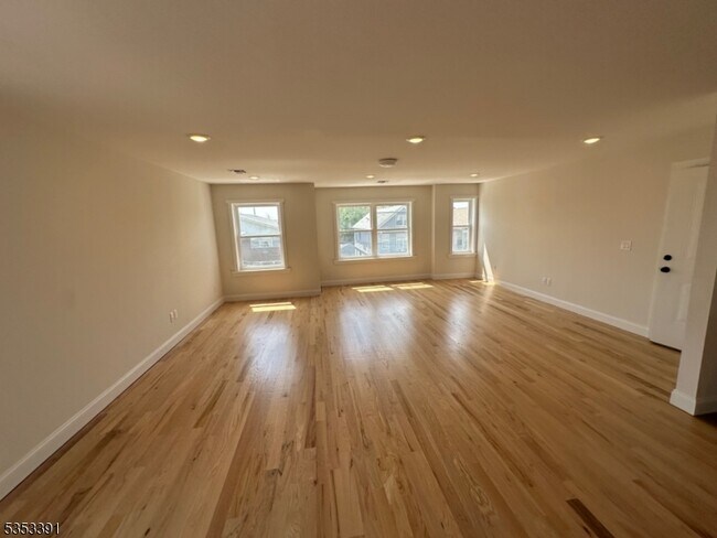 Building Photo - 923 Spofford Ave