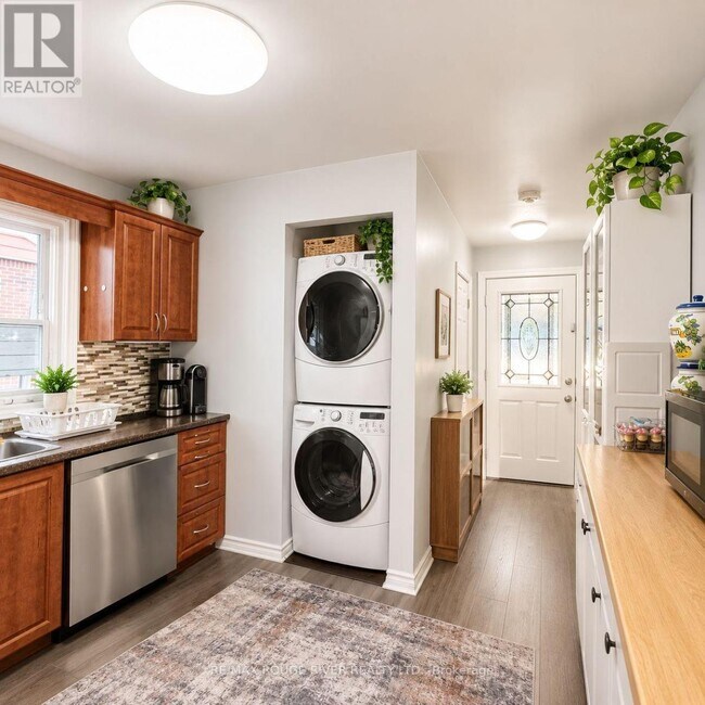 Photo du bâtiment - 283 E 45th St