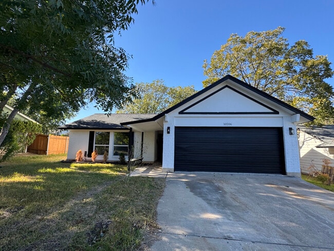 Building Photo - 10206 Oak Hollow Cir