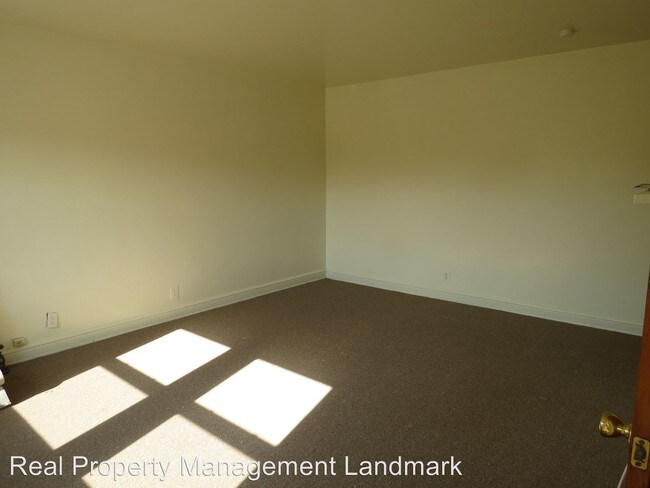Building Photo - 1321 Commodore Rd