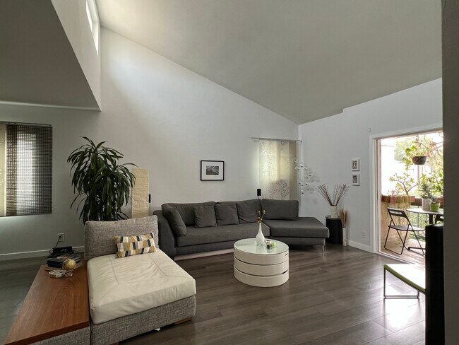 Foto del edificio - 6151 Canterbury Dr