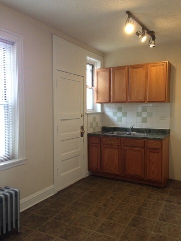Building Photo - 11107 S Emerald Ave