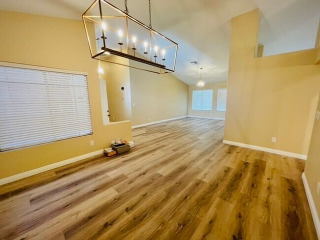 Foto del edificio - *AMAZING POOL & SPA, CORNER LOT, 3 CAR GAR...