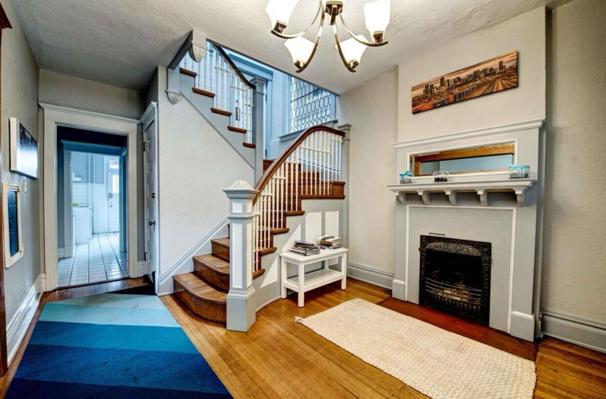 Foto principal - Beautiful two story unit with Victorian charm
