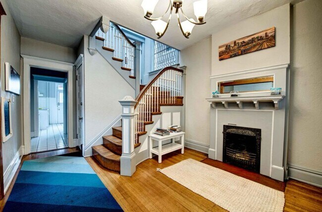 Beautiful two story unit with Victorian charm - Beautiful two story unit with Victorian charm Apartment