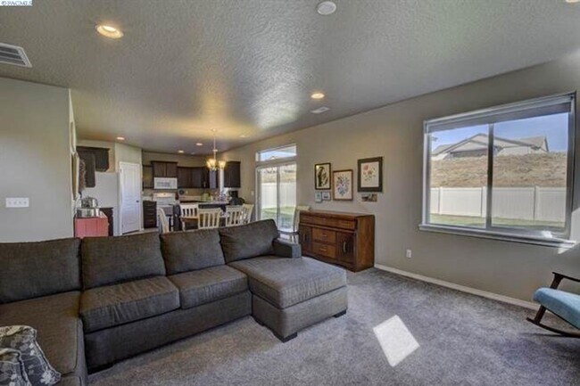 Foto del edificio - Immaculant 4BD/2.5BA Single Family Home on...