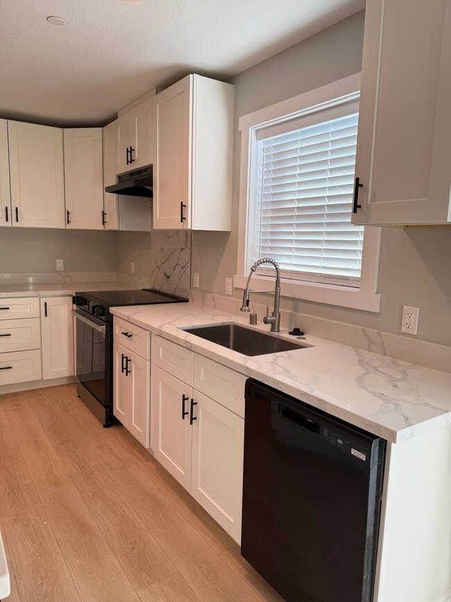 Photo - 644 Green St Apartment