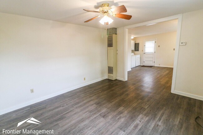 Building Photo - 2 br, 1 bath House - 200 S. Manhattan Ave 1
