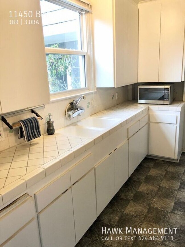 Building Photo - Charming Retro 3 bed 3 bath home in cozy B...