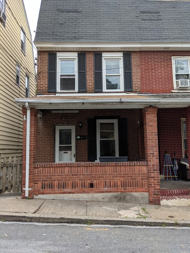 Building Photo - 521 E Morton St