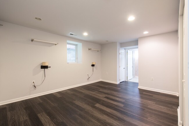 Building Photo - Welcoming two level apartment