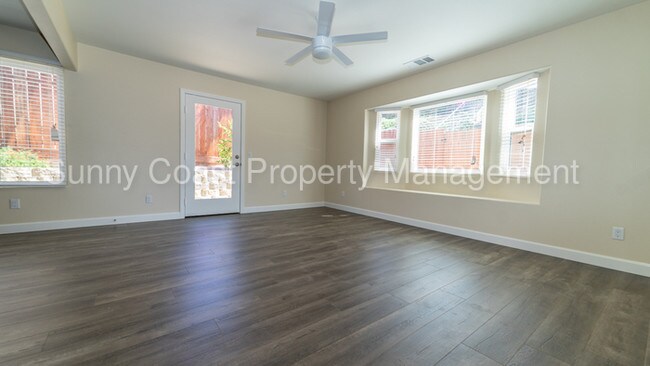 Building Photo - 10331 Escadera Dr