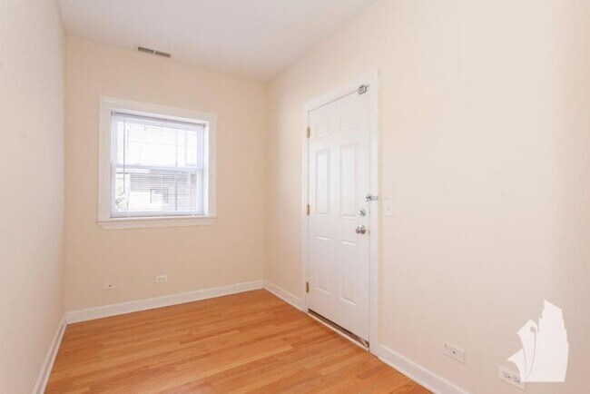Building Photo - 2 bedroom in Chicago IL 60657