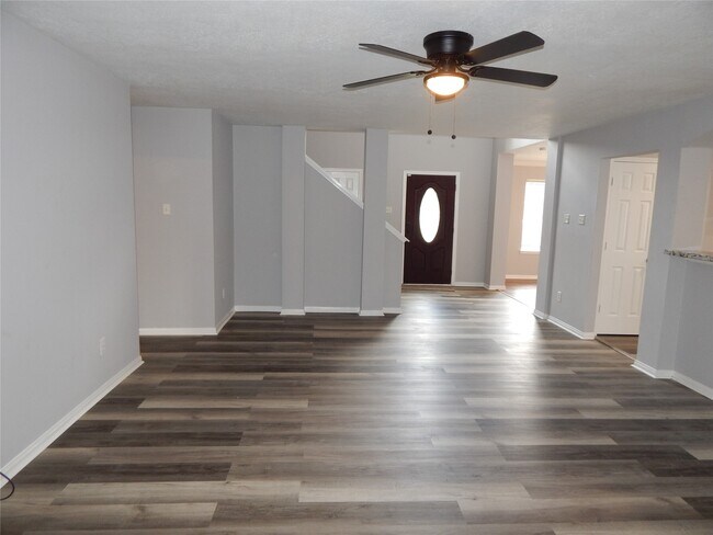 Foto del edificio - 3030 Rainmont Ln